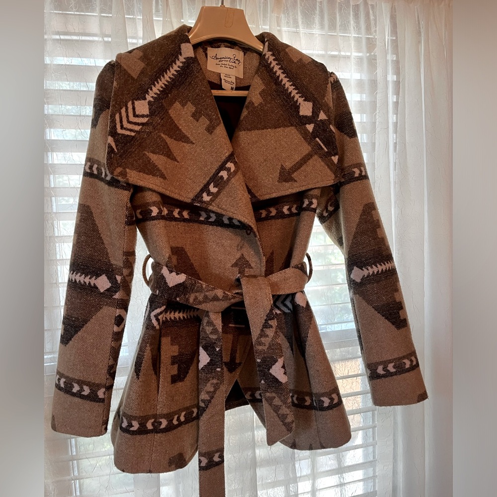 Wintery shawl collar jacket, self-belt and 2 buttons. Slash pockets in seams.